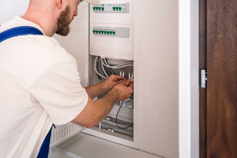 Elektriker arbejder med udskiftning af eltavle i bolig